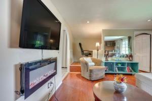 Pet-Friendly Studio in Costa Mesa - 7 Mi to Beach!的电视和/或娱乐中心