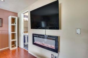 Pet-Friendly Studio in Costa Mesa - 7 Mi to Beach!的电视和/或娱乐中心