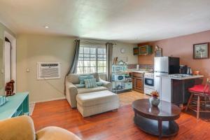 科斯塔梅萨Pet-Friendly Studio in Costa Mesa - 7 Mi to Beach!的配有沙发和桌子的厨房和客厅