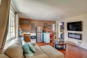 Pet-Friendly Studio in Costa Mesa - 7 Mi to Beach!的电视和/或娱乐中心