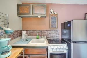 Pet-Friendly Studio in Costa Mesa - 7 Mi to Beach!的厨房或小厨房
