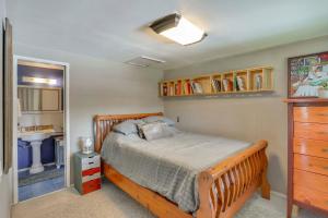 Pet-Friendly Studio in Costa Mesa - 7 Mi to Beach!客房内的一张或多张床位