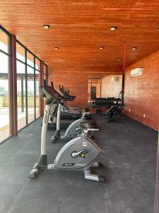 カンクンにあるNew Centric 1BR apartment with gym & poolのジム(エアロバイク数台付)