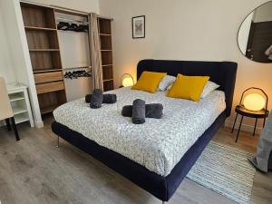 Giường trong phòng chung tại Belle Maison Loft patio jacuzzi clim Tours