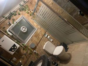 Una vista aérea de un baño con inodoro y lavabo. en Females only Private bedroom stay with me Rehab city, en El Cairo 41 fotos más