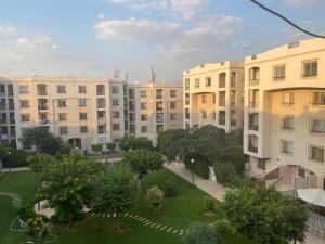 vistas a un complejo de apartamentos con edificios en Females only Private bedroom stay with me Rehab city, en El Cairo