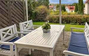 Vườn quanh Gorgeous Home In Huskvarna With Wifi