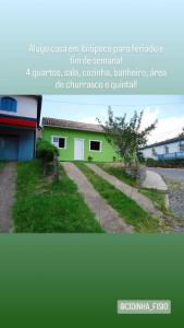 ein Bild eines grünen Gebäudes mit dem Wortsilage Castle Inn Lithuaniaerate Firma in der Unterkunft Casa no Centro de Ibitipoca in Conceição da Ibitipoca