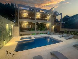 Uru Apart Iguazu内部或周边的泳池