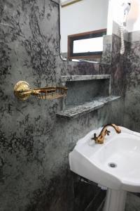 a bathroom with a sink and a mirror at Hotel Boutique Vista Velero in Viña del Mar
