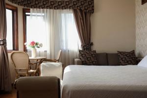 a hotel room with a bed and a table and chairs at Hotel Boutique Vista Velero in Viña del Mar +51 photos