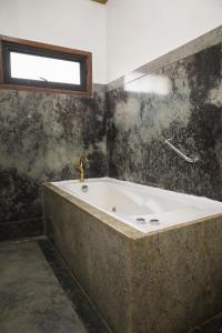 een badkuip in een badkamer met een raam bij Hotel Boutique Vista Velero in Viña del Mar +46 foto's