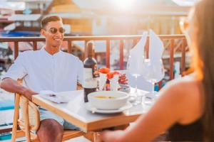 Gostje med bivanjem v nastanitvi Tropical Suites Hotel