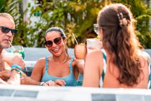 Gostje med bivanjem v nastanitvi Tropical Suites Hotel