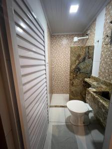 e bagno con servizi igienici e doccia in pietra. di Boa Viagem a Feira de Santana Altre 16 foto