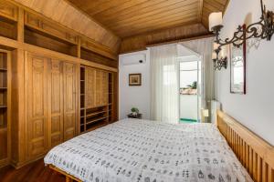 una camera da letto con un letto e un soffitto in legno di Elegante appartamento 130mq in stile classico a Roma