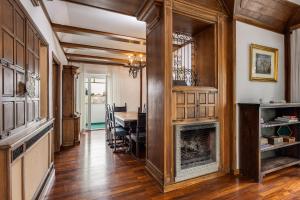 una sala da pranzo con camino e tavolo di Elegante appartamento 130mq in stile classico a Roma