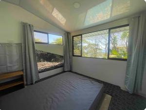 Ένα ή περισσότερα κρεβάτια σε δωμάτιο στο Beachfront sunset Bungalow