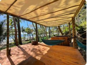 Κήπος έξω από το Beachfront sunset Bungalow