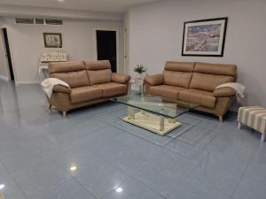 salon z 2 kanapami i szklanym stołem w obiekcie Apartamento Conde w mieście Priego de Córdoba