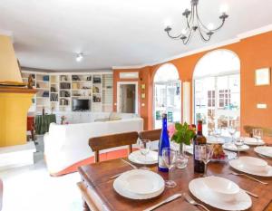 een eetkamer met een tafel en een bank bij Charming house in Arcos with private pool in Arcos de la Frontera