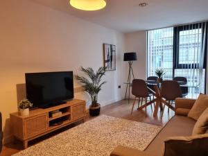 un salon avec une télévision à écran plat sur un meuble dans l'établissement Stay Yorkshire I Quarter Apartment 53, à Sheffield