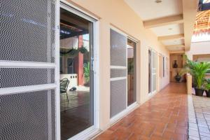 een hal van een huis met glazen schuifdeuren bij Terraza Studios in Cabo San Lucas