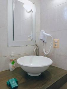 een witte wastafel op een aanrecht in een badkamer bij Terraza Studios in Cabo San Lucas +13 foto's