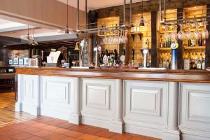 un bar avec un comptoir en bois dans un restaurant dans l'établissement White Rabbit by Chef & Brewer Collection, à Lyndhurst