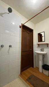 un baño con ducha y lavabo en La Casona entre el Bosque, en Guatemala 37 fotos más