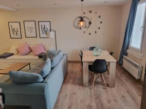 una sala de estar con un sofá y una mesa en Doctor Gasalla, en Lugo