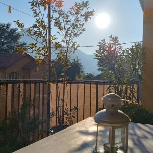 een lamp op een tafel met uitzicht op een hek bij Il Meglio al Minimo in Lecco