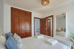 Postel nebo postele na pokoji v ubytování Casa Nolva Heated Pool