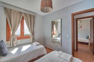 Postel nebo postele na pokoji v ubytování Casa Nolva Heated Pool