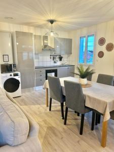 Kuchyň nebo kuchyňský kout v ubytování Chambre privée - Appartement lumineux et calme