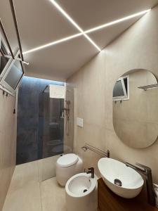ein Badezimmer mit Waschbecken, Toilette und Dusche in der Unterkunft MSApartments in Marina di Ragusa