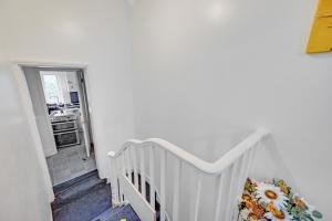 Kuchyň nebo kuchyňský kout v ubytování Cosy & Comfy Tottenham Apartment Sleeps 4 + 3 fotografie