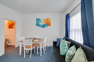 Posezení v ubytování Cosy & Comfy Tottenham Apartment Sleeps 4
