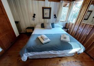 Postel nebo postele na pokoji v ubytování Ruma Andina by DOT Cabana
