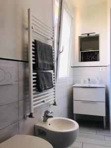 Koupelna v ubytování Via Emilia House - By AyDesHouse + 24 fotografií