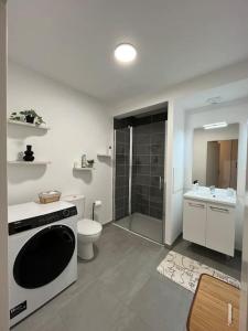 une salle de bain blanche avec toilettes et lavabo dans l'établissement T3 Moderne - Proche tram - Parking privé, à Angers