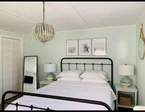 una camera da letto con un letto e un lampadario di Just Add Water! a Secession