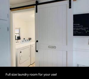 un bagno con una porta scorrevole con un lavandino di Just Add Water! a Secession