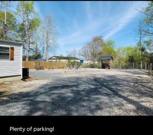 un parcheggio con recinzione e un edificio di Just Add Water! a Secession