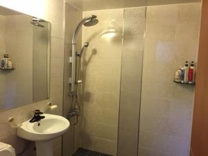 Koupelna v ubytování Prince Hotel