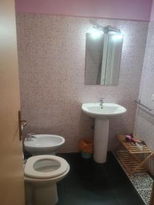 A bathroom at Terrazza Sui Sassi