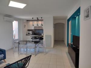 a kitchen and living room with a table and chairs at Appartement 2 terrasses face mer de 100m2 in Saint-Florent