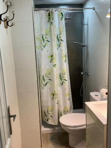 ラ・リネア・デ・ラ・コンセプションにあるCasa PRECIOSA ideal para familiasのトイレとシャワーカーテン付きのバスルーム +22枚の写真