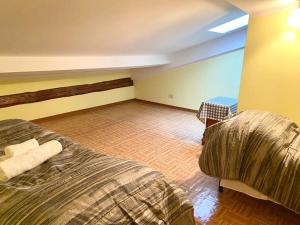 Una habitación con una cama y una mesa dentro. en Casa Angela, en Militello in Val di Catania