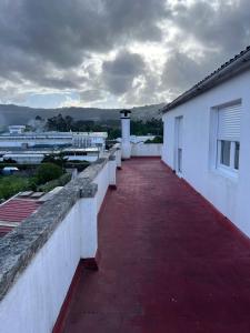 オ・ポリーニョにあるCasa Solの建物の横にある赤レンガの歩道